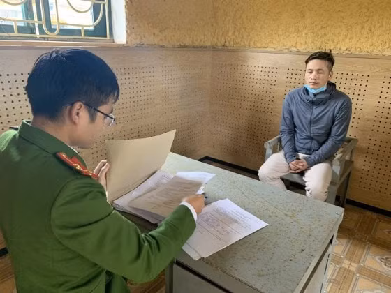 Đối tượng Lê Chí Hùng bị bắt giữ tại Công an. Ảnh: conganquangbinh.gov.vn