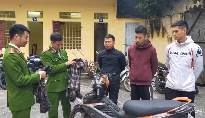 3 đối tượng Đỗ Anh Tuấn, Hoàng Hải Long, Vũ Công Minh và công cụ dùng để thực hiện hành vi vi phạm pháp luật