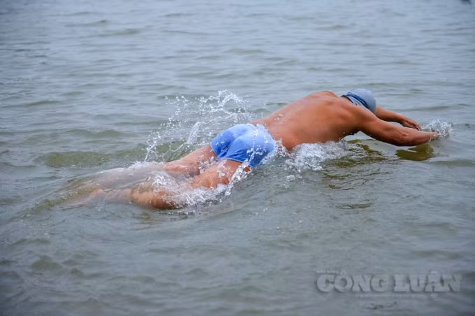 Là một người đã bơi được nhiều năm ở sông Hồng ông Hùng cho biết, bất kể nắng hay mưa, nóng hay lạnh đều đặn hàng ngày ông vẫn tham gia tắm tại đây.