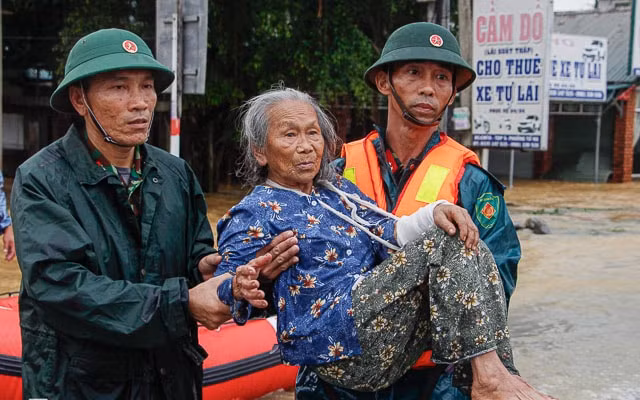 Bức ảnh anh Võ Thạnh chụp được trong khoảnh khắc ấy khắc họa rõ nét sự khắc nghiệt của thiên tai và tinh thần vì dân của người lính Việt.