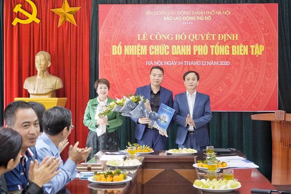 Trao Quyết định bổ nhiệm cho tân Phó Tổng biên tập báo Lao động Thủ đô Nguyễn Văn Bình.