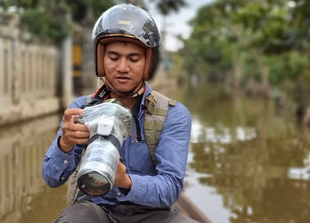 Nhà báo Võ Ngọc Thạnh tác nghiệp trong đợt mưa lũ lịch sử tháng 10 năm 2020.