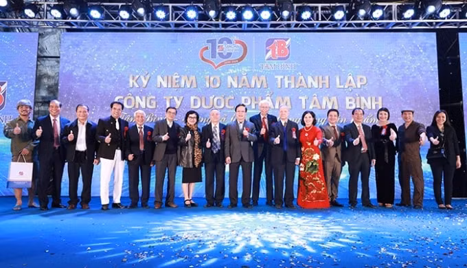 Tổng Giám đốc Lê Thị Bình chụp ảnh cùng Ban cố vấn và các nghệ sĩ đã đồng hành cùng Tâm Bình suốt thời gian qua.