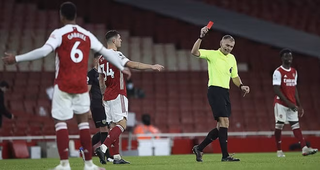 Granit Xhaka phải nhận tấm thẻ đỏ. Ảnh: internet