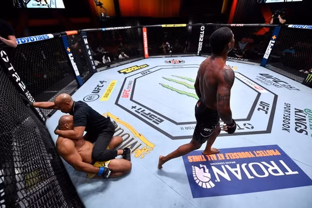 Võ sĩ Souza bị hạ knock-out và trọng tài đã dừng trận đấu. Ảnh: internet
