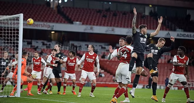Cầu thủ Aubameyang phản lưới khiến Arsenal thua Burnley với tỷ số 0-1. Ảnh: thethaovanhoa.vn
