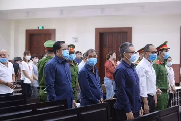 Các bị cáo nghe Tòa tuyên án, sáng 13/12. Ảnh: PLO