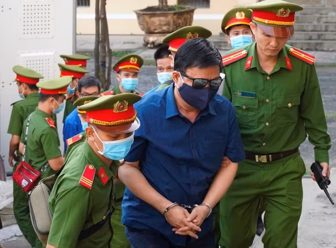 Bị cáo Đinh La Thăng bị dẫn giải tới phiên tòa. Ảnh: Lê Cúc