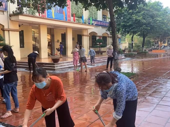 Công tác giữ gìn vệ sinh đảm bảo môi trường giáo dục trong sạch, lành mạnh cho học sinh được nhà trường quan tâm thường xuyên.