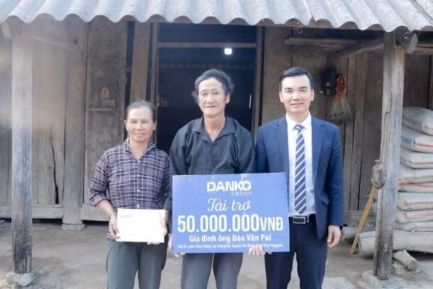 Ông Lê Hữu Đồng, Phó Tổng Giám đốc Danko Group trao quà tài trợ kinh phí xây nhà cho vợ chồng ông Đào Văn Pai.