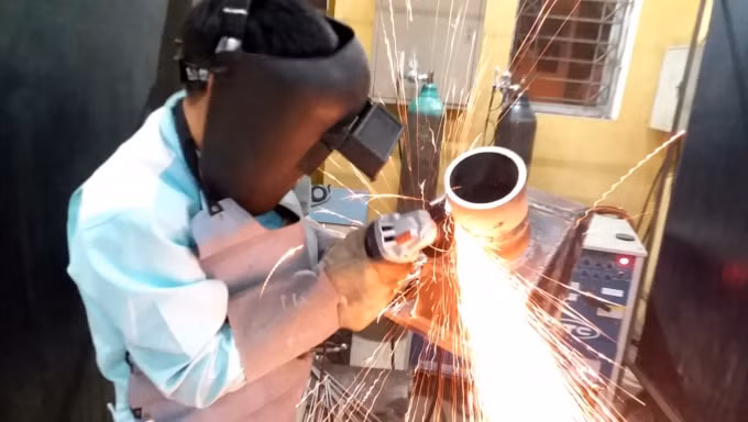 Công nhân Eurowindow thi hàn kỹ thuật cao tại trường Cao đẳng nghề Việt Xô.