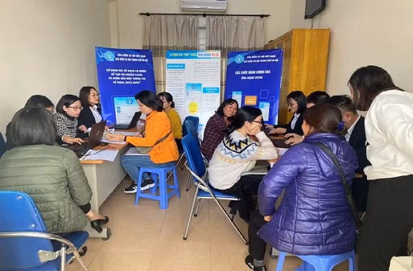 Hướng dẫn người lao động làm việc tại Công ty môi trường đô thị Hà Đông cài ứng dụng VssID