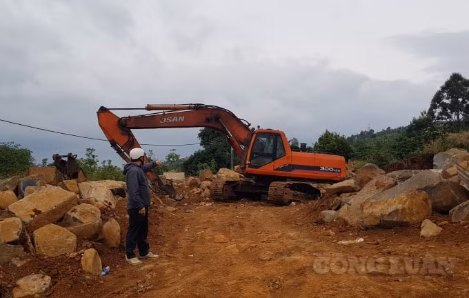 Phóng viên có mặt để xác minh địa điểm khai thác đá trái phép mà người dân phản ánh.