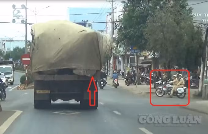 Chiếc xe vận chuyển đá trái phép trong tình trạng quá tải thì bất ngờ gặp lực lượng CSGT nhưng không bị xử lý.