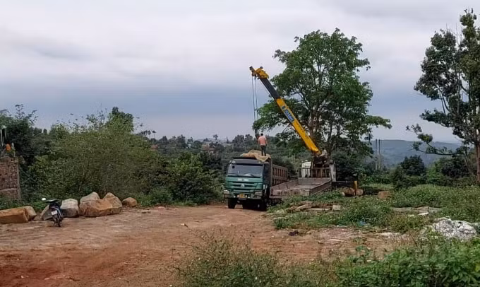 Vị trí đá được tập kết bên cạnh Quốc lộ 14 rồi được đưa lên xe tải để vận chuyển đi tiêu thụ.