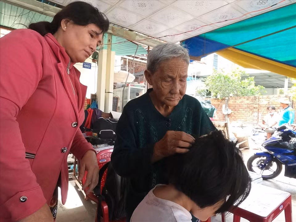 Em V. bị 2 vết thương trên đầu phải khâu 10 mũi. Ảnh: laodong.vn