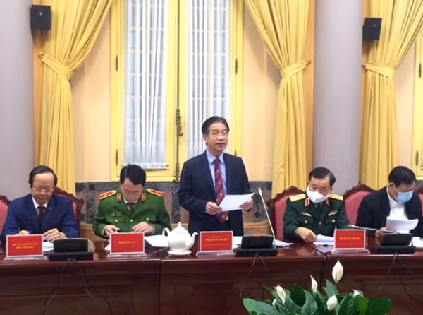 Phó Chủ nhiệm Văn phòng Chủ tịch nước Phạm Thanh Hà công bố Lệnh của Chủ tịch nước về việc công bố 7 luật được Quốc hội khóa XIV thông qua tại Kỳ họp thứ 10. Ảnh: VGP