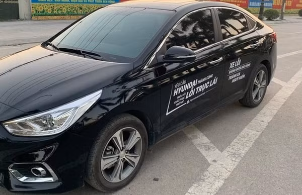 Một chiếc Hyundai Accent dán decal lên thân xe như một cách để phản đối chính sách bảo hành của hãng