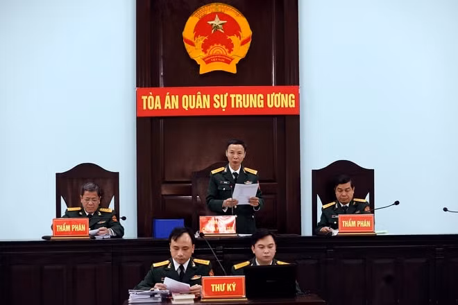 Hội đồng xét xử phúc thẩm tại phiên tòa.
