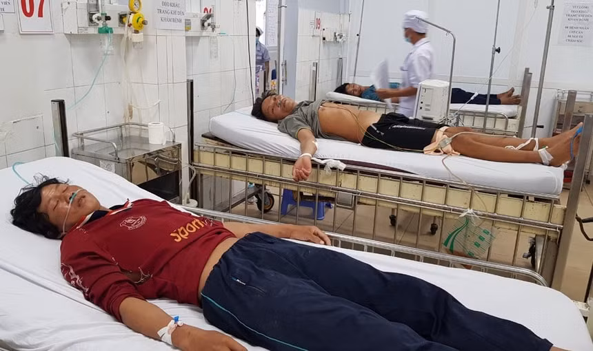 Hình ảnh các ngư dân đang được điều trị tại Trung tâm Y tế Phú Quốc. Ảnh: tienphong.vn