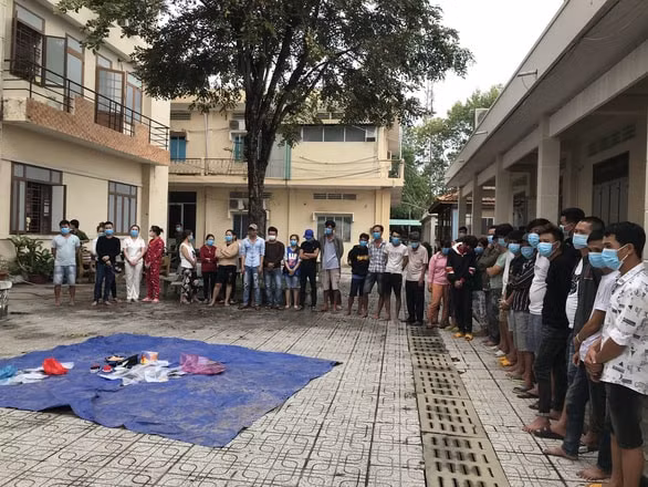 Hình ảnh các đối tượng đánh bạc và tổ chức đánh bạc bị công an bắt giữ. Ảnh: tuoitre.vn