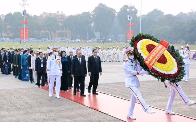 Lãnh đạo Đảng, Nhà nước cùng các đại biểu vào lăng viếng Chủ tịch Hồ Chí Minh.