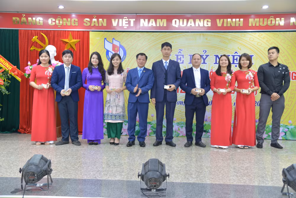 Hội Nhà báo tỉnh Lạng Sơn tổ chức Lễ công bố quyết định ban hành và trao thẻ hội viên.