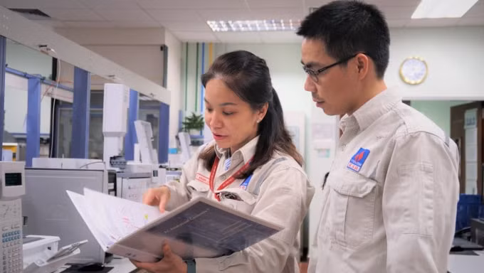 Nữ kỹ sư Khánh Linh cùng đồng nghiệp trao đổi công tác chuyên môn.