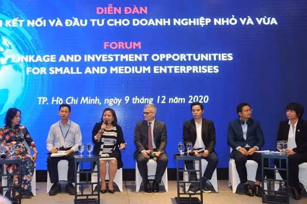 Các lãnh đạo doanh nghiệp trao đổi tại Diễn đàn.