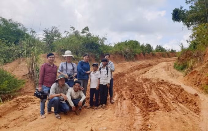 Nhà báo Hồng Điệp cùng giáo viên, học sinh, trưởng thôn Đê Kôn, xã Hra, huyện Mang Yang chụp ảnh lưu niệm.