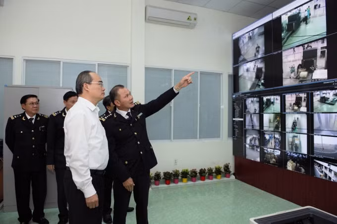 Cục trưởng Cục Hải quan TP.HCM Đinh Ngọc Thắng đề xuất áp dụng thu phí sử dụng công trình, kết cấu hạ tầng, công trình dịch vụ, tiện ích công cộng trong khu vực cửa khẩu cảng biển TPHCM với nguyên Bí thư Thành ủy Nguyễn Thiện Nhân.