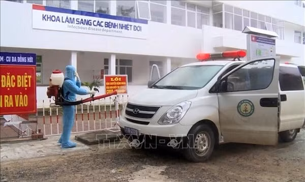 Trung tâm Kiểm soát bệnh tật Quảng Bình đã tiến hành phun tiêu độc khủ trùng tại các điểm truy vết, có tiếp xúc với bệnh nhân 1291. Ảnh: TTXVN