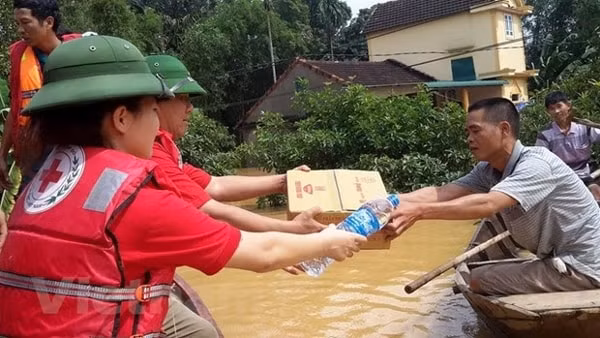 Hội Chữ thập đỏ Việt Nam đưa hàng cứu trợ tới đồng bào vùng lũ. Ảnh: TL