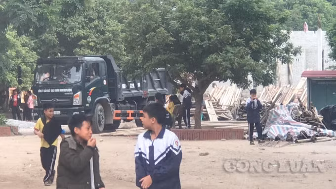 Học sinh vui chơi, nô đùa ngay cạnh công trình thi công