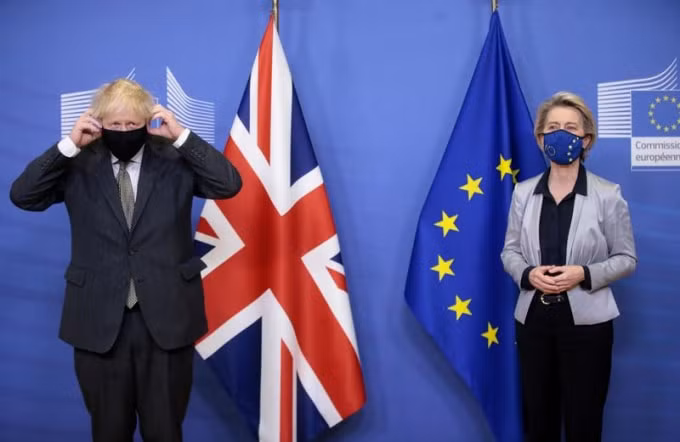 Thủ tướng Anh Boris Johnson và chủ tịch Ủy ban điều hành của EU, bà Ursula von der Leyen. Ảnh: Reuters