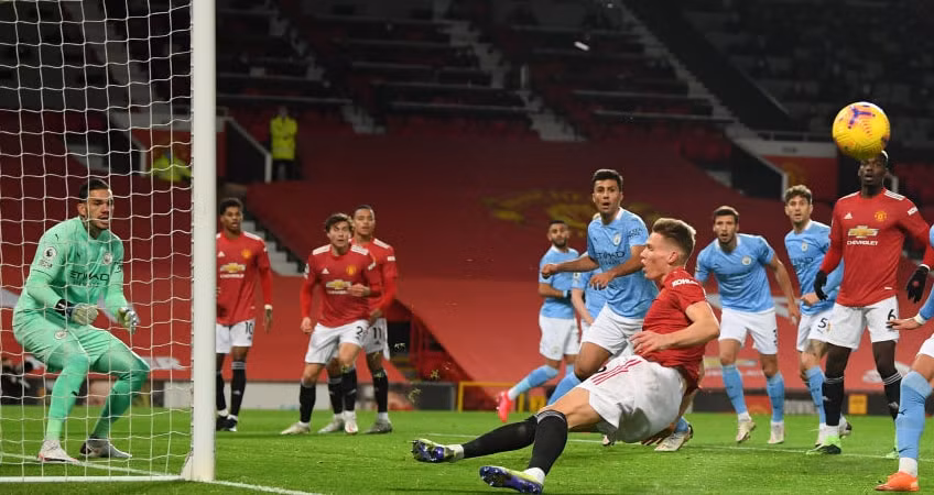 Cầu thủ Scott McTominay lao lên dứt điểm hụt trong vòng cấm của Man City. Ảnh: thethaovanhoa.vn
