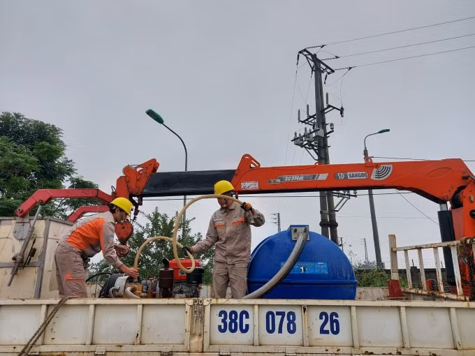 Đội sửa chữa Hotlien phải thực hiện đúng trình tự các thao tác và tuân thủ nghiêm quy trình, quy phạm đã đưa ra.