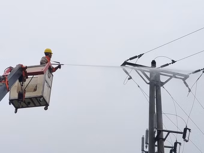 Phun nước vệ sinh cách điện lưới điện 35kV không cần cắt điện.