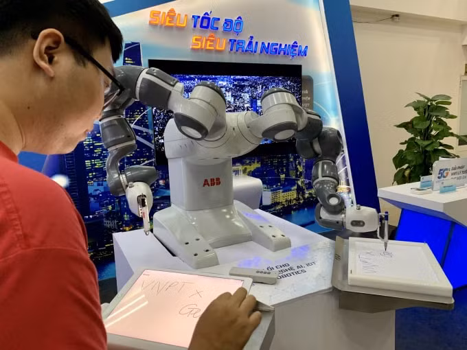 Khách hàng trải nghiệm điều khiển Robot qua kết nối VinaPhone 5G.
