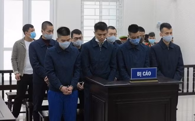 Nhóm đối tượng cưỡng đoạt tài sản CSGT bị đưa ra tòa xét xử. Ảnh: ANTD