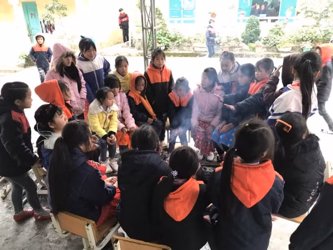 Học sinh quây quần bên bếp lửa trong những giờ ra chơi hình ảnh thân quen ở vùng cao nguyên đá Đồng Văn trong những ngày rét.