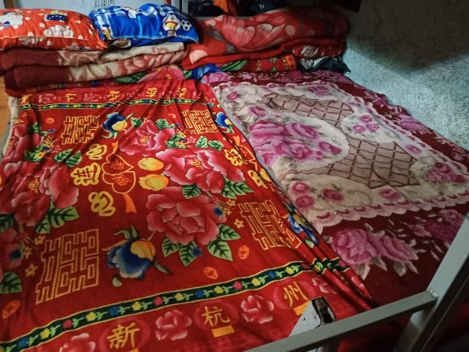 Các em đi học bán trú, sinh hoạt ở trường đến cuối tuần mới về nhà. Do đó, các khu ký túc xá ở các trường bán trú được trang bị đầy đủ chăn ấm để giúp học sinh tránh rét. Trong ảnh: Khu ký túc của Trường phổ thông dân tộc bán trú tiểu học và trung học cơ sở Vần Chải được trang bị khá đầy đủ chăn để giữ ấm.