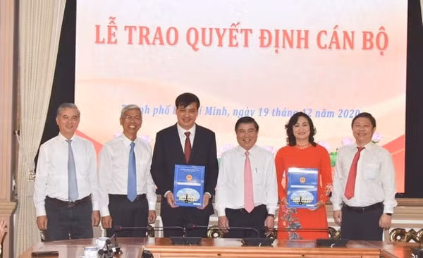 Chủ tịch UBND TP HCM Nguyễn Thành Phong trao quyết định cho bà Phan Thị Thắng và ông Lê Hòa Bình