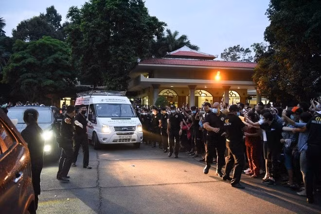 Không khí đau buồn, nặng nề bao trùm trong giây phút linh cữu Chí Tài được đưa ra ngoài (Ảnh: Thanhnien)