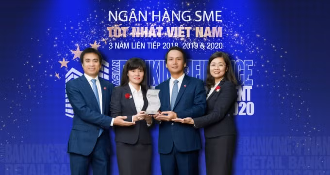 Đại diện BIDV nhận Giải thưởng ngân hàng SME tốt nhất năm 2020.