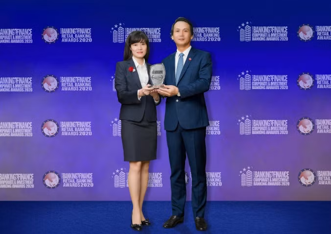Đại diện BIDV nhận giải thưởng Giải pháp sản phẩm dịch vụ khách hàng doanh nghiệp sáng tạo tốt nhất Việt Nam 2020.