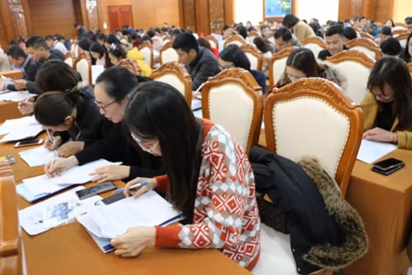 BHXH tỉnh cũng giới thiệu về ứng dụng VssID-BHXH số; dành thời gian để thảo luận, giải đáp các ý kiến