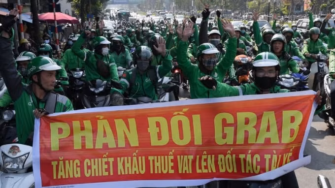 Việc Grab tăng giá cước và mức chiết khấu gần đây đã khiến tài xế và khách hàng vô cùng cùng bức xúc. Ảnh: TL