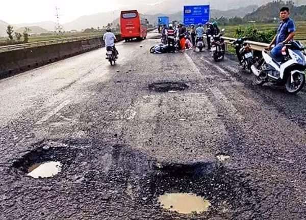 Một vụ tai nạn giao thông có nguyên nhân do mặt đường hư hỏng, xuống cấp