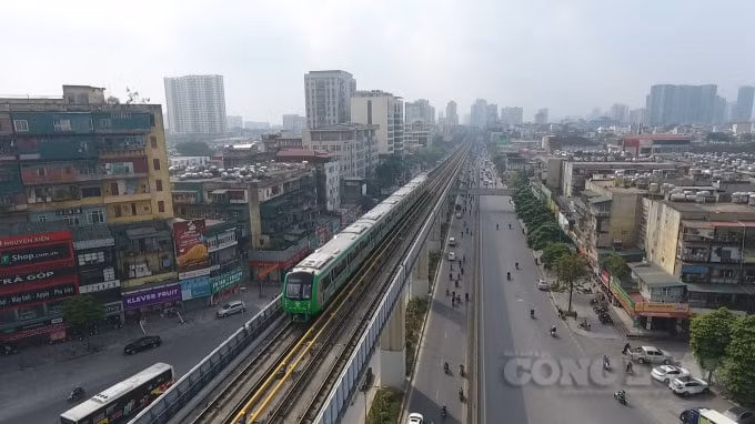Mỗi đoàn tàu có 4 toa, sức chở hơn 900 người, vận tốc thiết kế 80km/h và vận tốc khai thác thương mại trung bình 35km/h.